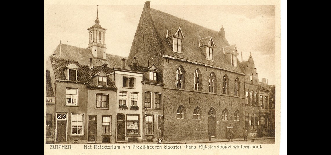 Het Broederenklooster in gebruik door de Rijkslandbouwwinterschool met rechts de conciërgewoning, rond 1920
